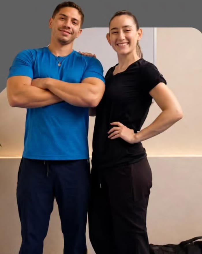 Camilo y Sara, fisioterapeutas de Neuro-Orthopedics, en la clínica